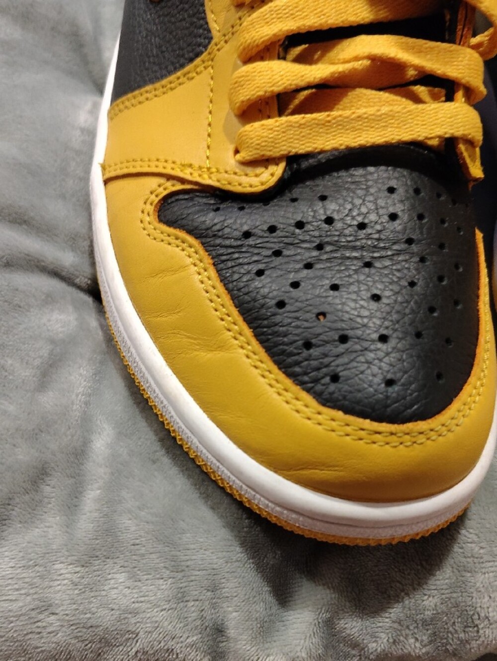 Nike Air Jordan 1 Mid - Black & Yellow - Picture 3 of 8